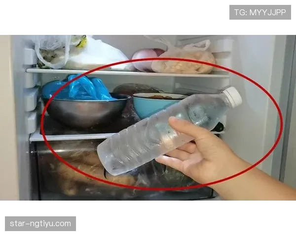特雷·杨家的冰箱里塞满了能量饮料，连矿泉水都得排队